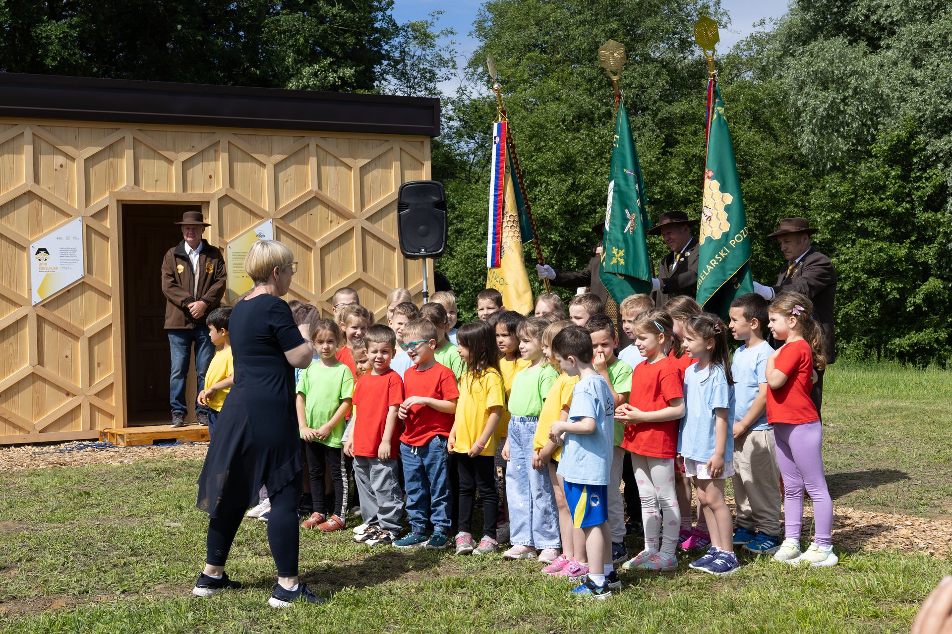 (FOTO) Prvi Učni čebelnjak v Saša regiji: Kranjske sivke brenčijo v novem domu 
